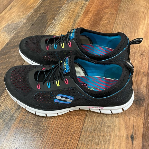 Skechers memory foam Black and neon slip on sneakers
Size 7 - Picture 2 of 4